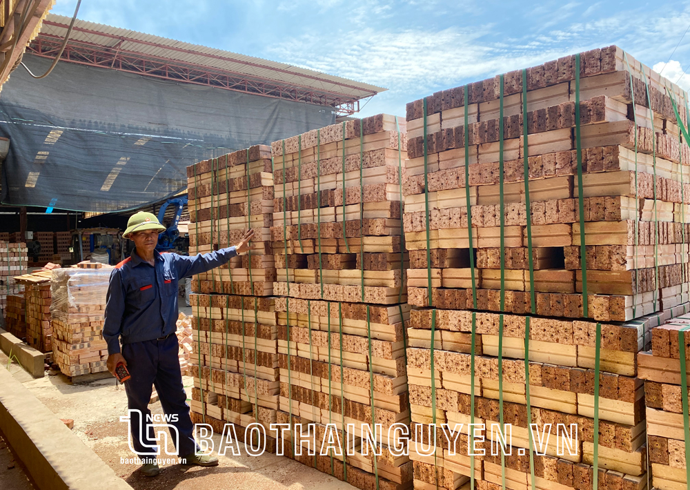 Gạch Tuynel Hóa Trung được xếp pallet, đóng thành từng kiện để thuận lợi cho việc vận chuyển sản phẩm đến công trình.