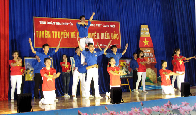  Thời gian qua các cơ quan, đơn vị, địa phương, đặc biệt là khối trường học đã tích cực tổ chức các buổi trưng bày, hội thi tuyên truyền về chủ quyền biển đảo để nâng cao nhận thức cho thế hệ trẻ.
