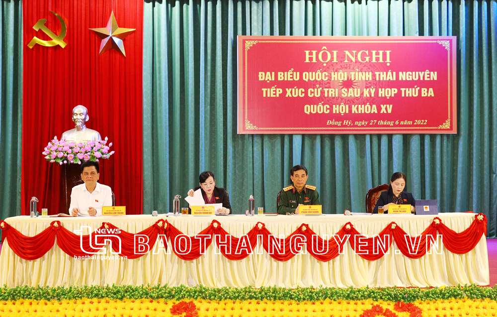  Các đại biểu Quốc hội tiếp xúc với cử tri huyện Đồng Hỷ.