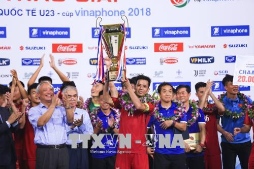  Phó Chủ tịch Quốc hội Uông Chu Lưu trao cúp vô địch cho tiền đạo, đội trưởng U23 Việt Nam Nguyễn Văn Quyết. 