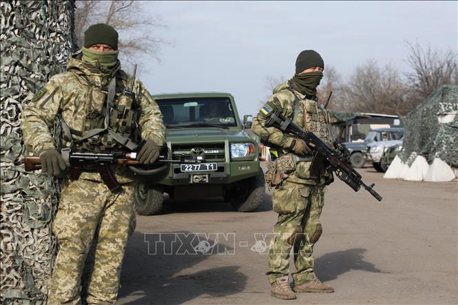 Quân nhân Ukraine tại một trạm gác ở thị trấn Zolote, vùng Lugansk, miền Đông Ukraine. Ảnh tư liệu: AFP/TTXVN