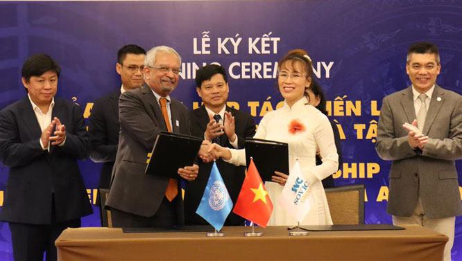  Điều phối viên thường trú Liên Hợp Quốc tại Việt Nam Kamal Malhotra và Chủ tịch HĐQT Tập đoàn SOVICO Nguyễn Thị Phương Thảo tại Lễ ký thỏa thuận hợp tác.
