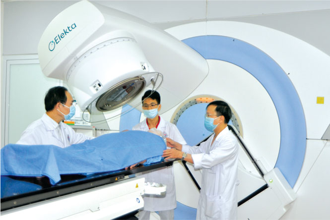 Các bác sĩ, kỹ thuật viên của Trung tâm Ung bướu (Bệnh viện Trung ương Thái Nguyên) chuẩn bị tiến hành khi xạ trị cho bệnh nhân.