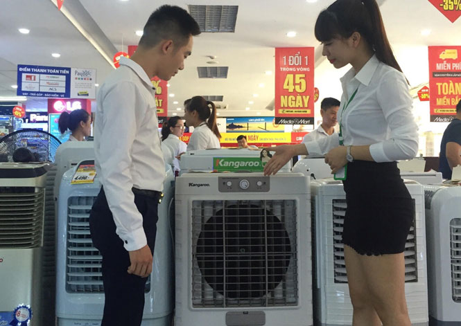  Khách hàng lựa chọn mua máy điều hòa tại Siêu thị MediaMart Thái Nguyên (đường Bắc Kạn, T.P Thái Nguyên).