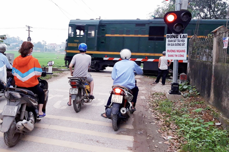  Cuối năm 2019, tuyến đường ngang tại xã Tân Hương đã được đầu tư lắp đặt barie tự động nhằm góp phần giảm thiểu nguy cơ TNGT khi có tàu chạy qua.