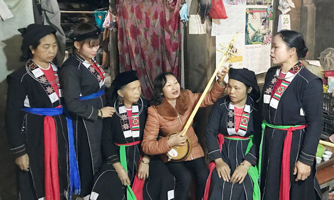  Bà Dương Thị Hiên (áo khoác nâu) và các thành viên đội nhảy Tắc Xình luyện tập thêm hát then, đàn tính.