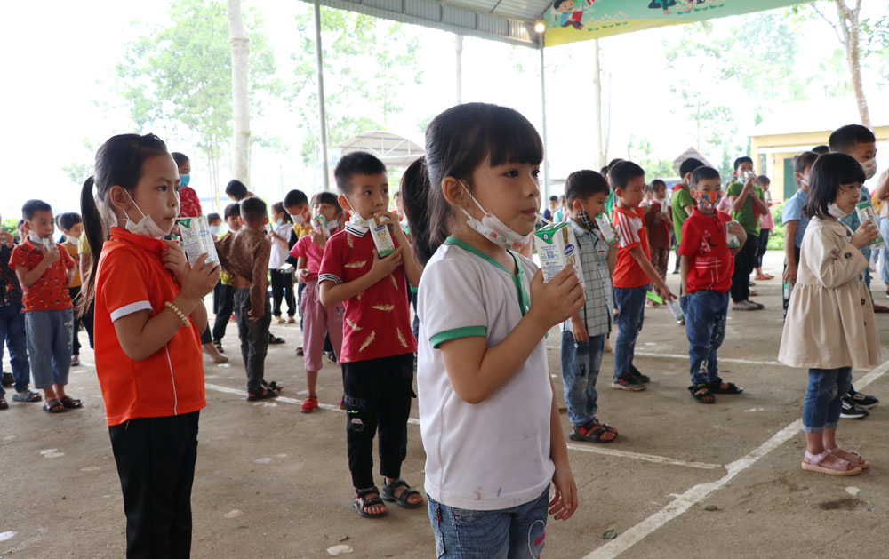  Mỗi ngày, khi đến trường, các em học sinh tại Trường Tiểu học Yên Đổ được phát miễn phí 1 hộp sữa.