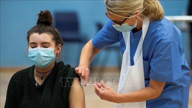  Tiêm vaccine ngừa COVID-19 tại trung tâm tiêm chủng di động ở phía Bắc London, Anh. Ảnh tư liệu: AFP/TTXVN