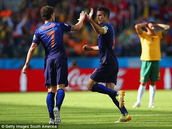  Van Persie lại góp công giúp Hà Lan giành chiến thắng.