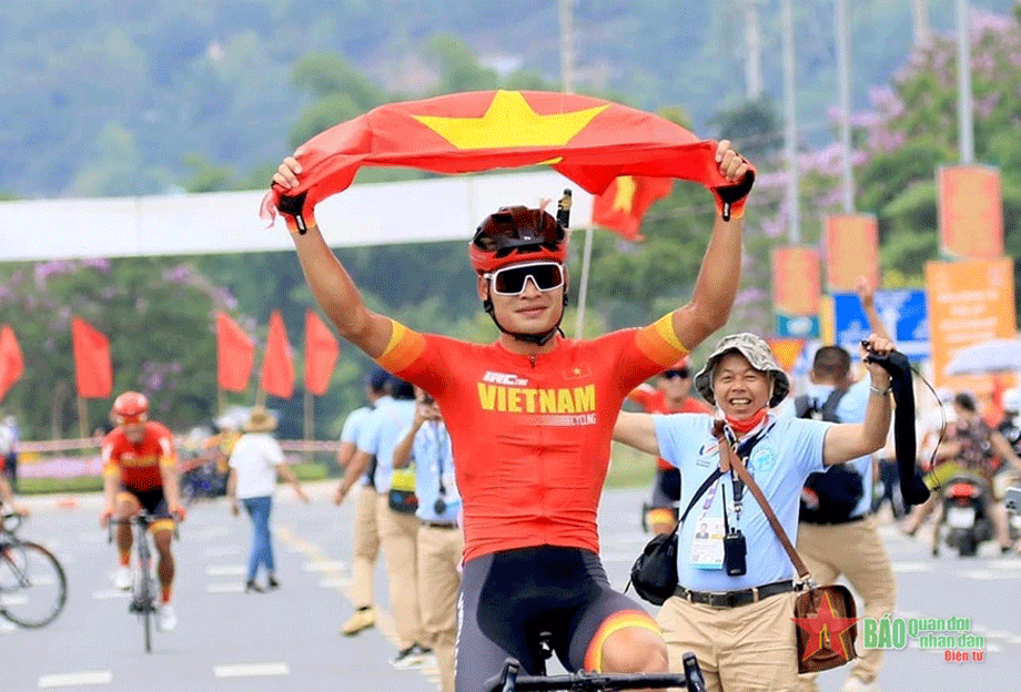  Niềm vui của tay đua Quàng Văn Cường khi giành huy chương vàng SEA Games 31 nội dung cá nhân tính điểm nam, môn xe đạp. Ảnh: TRỌNG HẢI 
