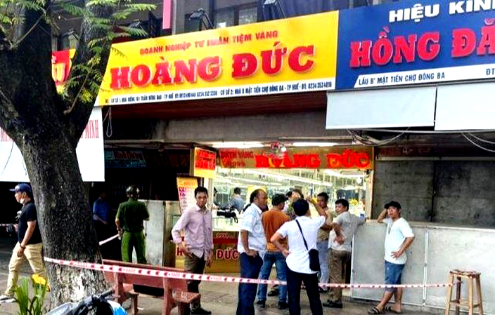  Tiệm vàng Hoàng Đức (khu vực phía trước chợ Đông Ba), nơi đối tượng Ngô Văn Quốc nổ súng vào khoảng 12 giờ 30 phút trưa 31-7.