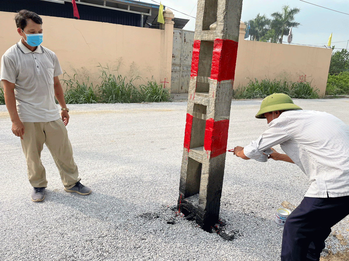  Đơn vị thi công cho sơn màu để giúp người tham gia giao thông tránh cột điện nằm dưới lòng Đường tỉnh 262.