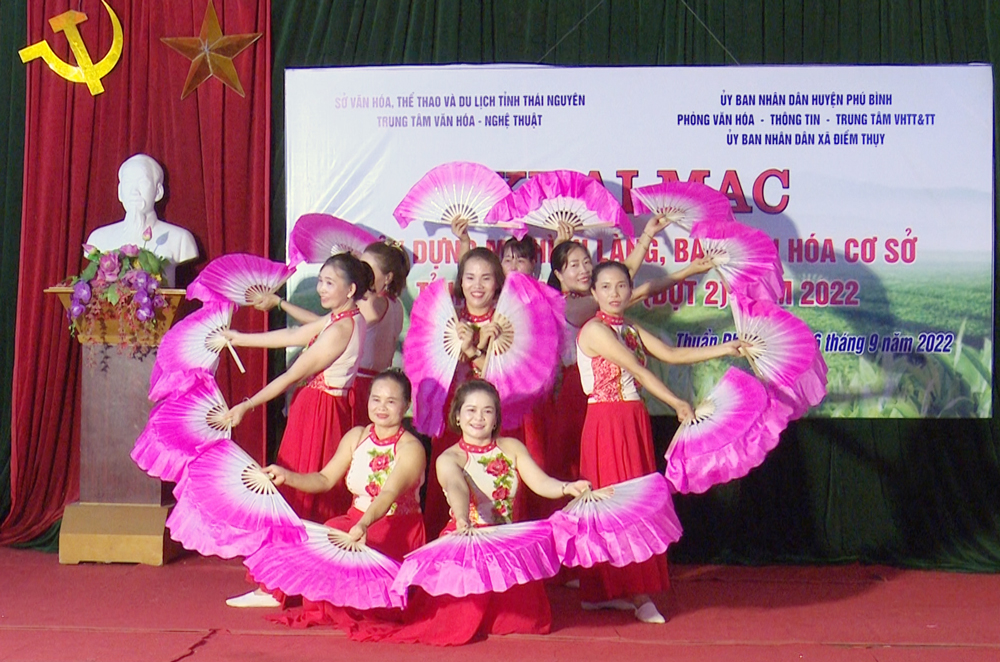  Các hạt nhân văn nghệ của xóm Thuần Pháp thể hiện tiết mục múa tại chương trình bế mạc xây dựng mô hình làng bản văn hóa cơ sở tỉnh Thái Nguyên đợt 2 năm 2022.