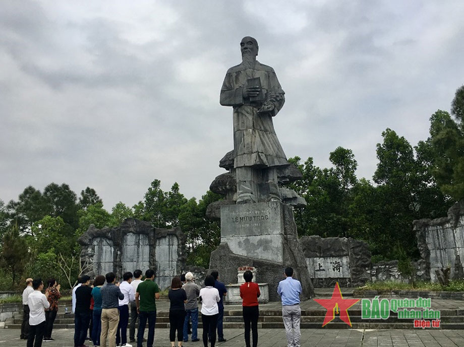  Du khách tham quan Khu di tích Hải Thượng Lãn Ông Lê Hữu Trác tại xã Quang Diệm.