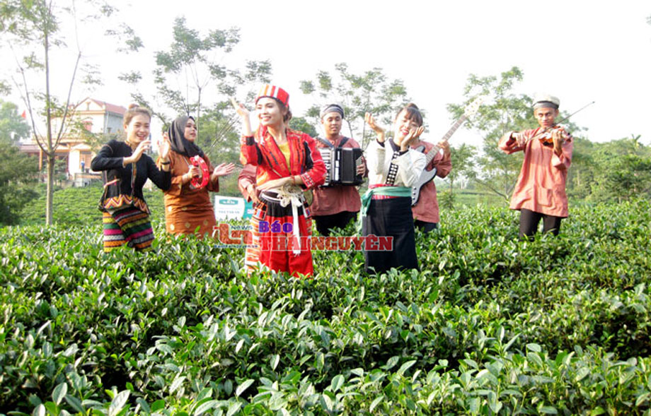  Những năm qua, tỉnh Thái Nguyên luôn chú trọng đẩy mạnh công tác đối ngoại, các hoạt động ngoại giao nhân dân. Trong ảnh: Giao lưu văn hóa, văn nghệ giữa các nghệ sĩ Malaysia và Việt Nam tại vùng chè Tân Cương (T.P Thái Nguyên). Ảnh: T.L 