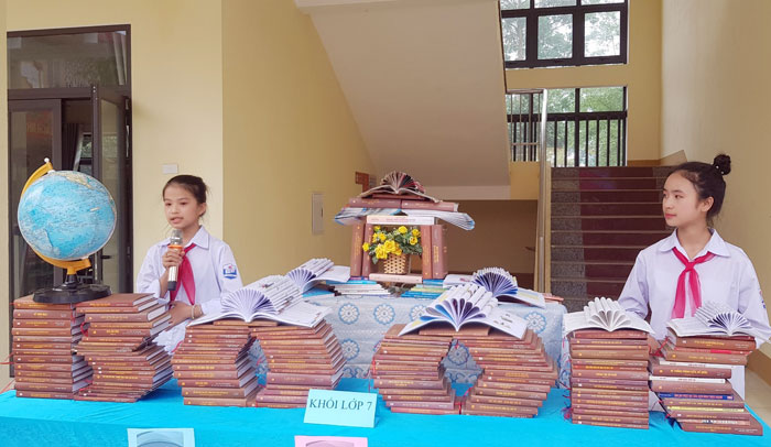 Đội thi khối 7 tham gia thi trưng bày và thuyết trình về không gian “Thư viện mở”.