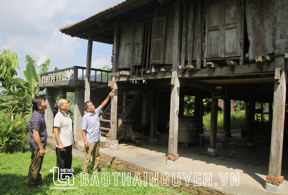 Nhiều vị trí trong ngôi nhà sàn của gia đình ông Hoàng Văn Hiếu đang bị mối, mọt trầm trọng, cần sớm được sửa chữa.