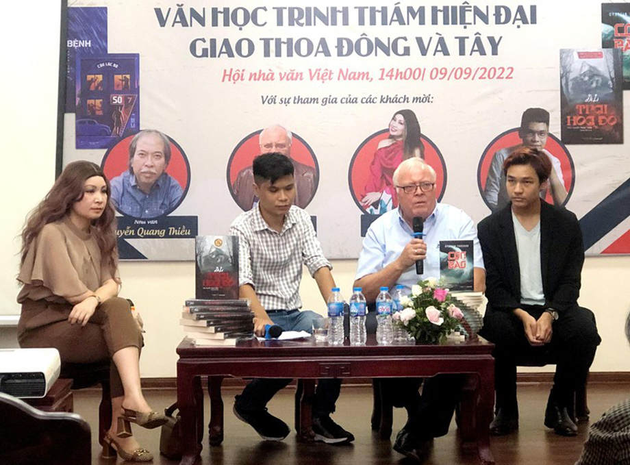  Các diễn giả trao đổi tại tọa đàm “Văn học trinh thám hiện đại giao thoa Đông và Tây”.