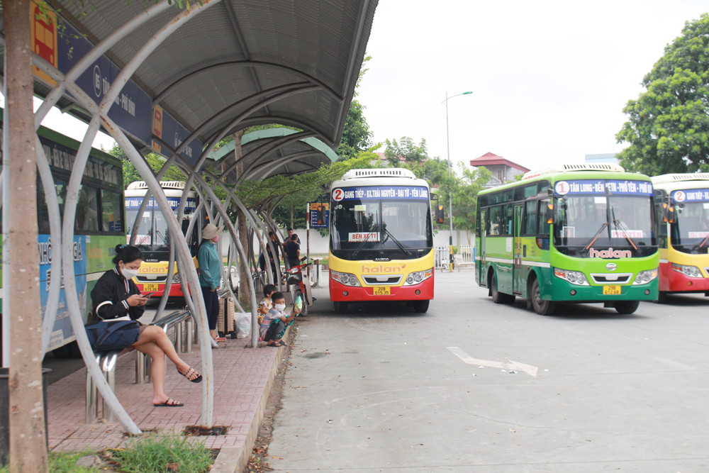  Lượng người đi lại ngày càng đông nên hoạt động vận tải hành khách đang dần ổn định trở lại.