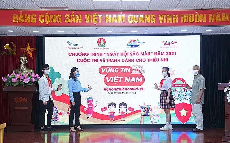  Đại diện Ban Tổ chức, Ban Giám khảo, thiếu nhi cả nước cùng ấn nút phát động cuộc thi.