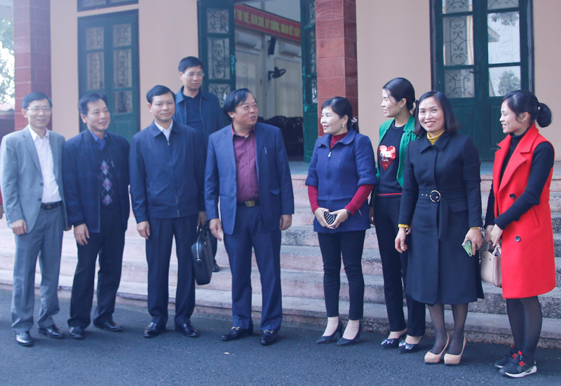  Đại biểu HĐND tỉnh trao đổi với cử tri bên lề Hội nghị.