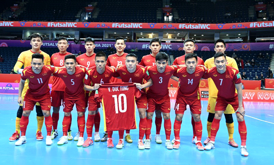  Tuyển Futsal Việt Nam trong trận gặp đội tuyển Nga ở vòng 1/8 Futsal World Cup 2021. Ảnh VFF.