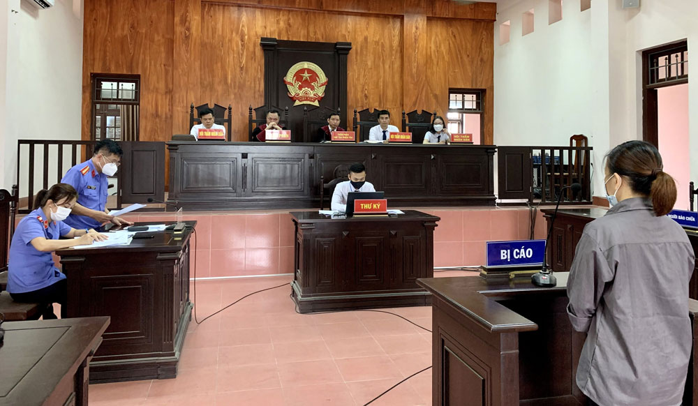  Ông Hoàng Văn Tiến, Phó Viện trưởng VKSND tỉnh thực hành quyền công tố tại một phiên tòa hình sự.