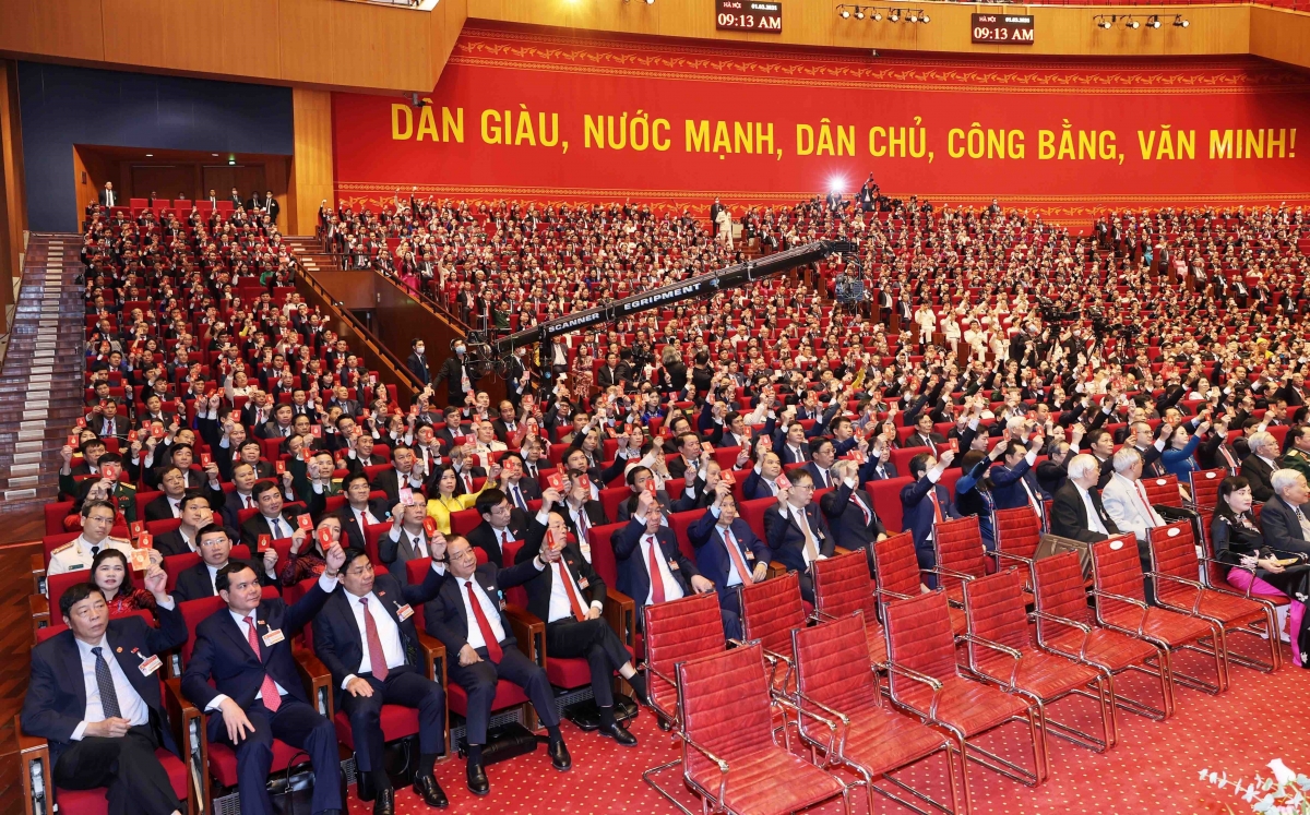  Các đại biểu biểu quyết, thông qua Nghị quyết Đại hội XIII Đảng Cộng sản Việt Nam. Ảnh: VOV