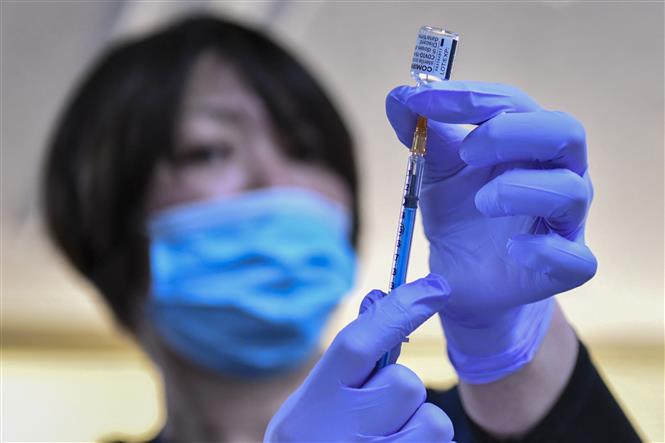  Nhân viên y tế chuẩn bị tiêm vaccine ngừa COVID-19 cho người dân tại Ichihara, tỉnh Chiba (Nhật Bản). (Ảnh: AFP/TTXVN)