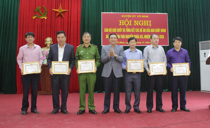  Đồng chí Bí thư Huyện ủy trao Giấy khen cho các tập thể có thành tích xuất sắc trong thực hiện các đề án của Tỉnh ủy.