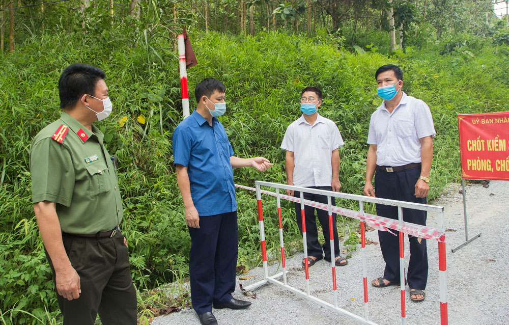    Lãnh đạo huyện Võ Nhai kiểm tra công tác phòng, chống dịch của xã Phương Giao tại chốt kiểm dịch trên địa bàn xã.