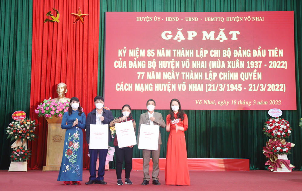  Các đồng chí lãnh đạo huyện Võ Nhai tặng quà thân nhân các đảng viên đầu tiên của huyện.