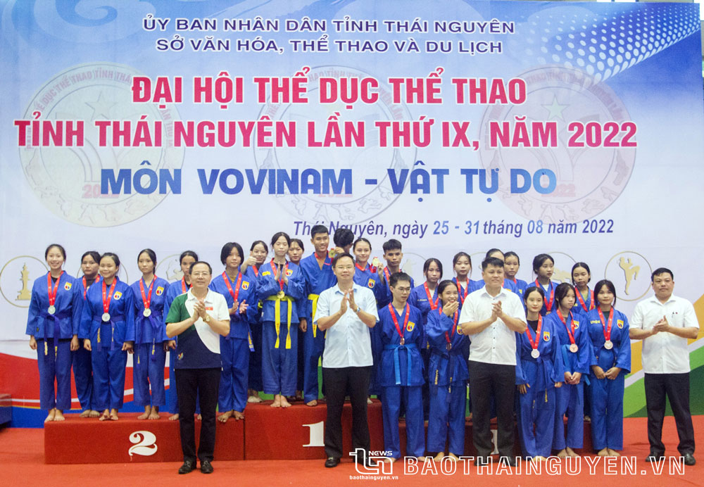 Ban Tổ chức trao huy chương cho các vận động viên đoạt giải cao trong thi đấu môn Vovinam.