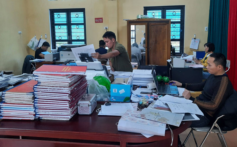  Chi nhánh Văn phòng đăng ký đất đai huyện Võ Nhai tập trung nhân lực để thẩm định, xét duyệt hồ sơ cấp GCNQSDĐ do các xã chuyển về. 