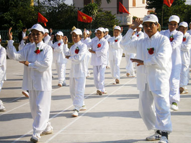 Người cao tuổi Thị xatilde; Socirc;ng Cocirc;ng đồng diễn thể dục trong ngagrave;y hội Đại đoagrave;n kết toagrave;n dacirc;n