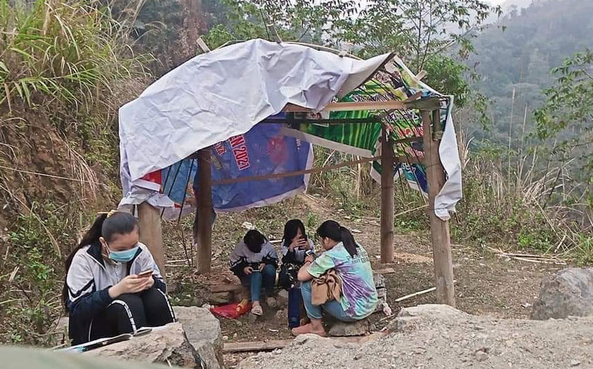  Học sinh ở xóm Cao Biền (Phú Thượng, Võ Nhai) phải lên núi mới có sóng để học trực tuyến.