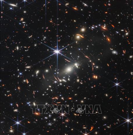  Hình ảnh vũ trụ sâu nhất được chụp bởi kính viễn vọng không gian James Webb (ảnh do NASA công bố ngày 11/7/2022). Ảnh: AFP/TTXVN
