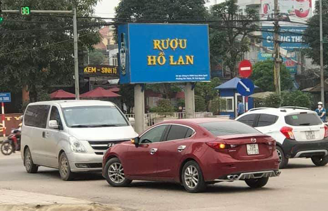  Hình ảnh xe ô tô lấn làn tại ngã 3, khu vực Khách sạn Hoàng Gia, phường Tân Thịnh, T.P Thái Nguyên (ảnh OTOFUN Thái Nguyên).