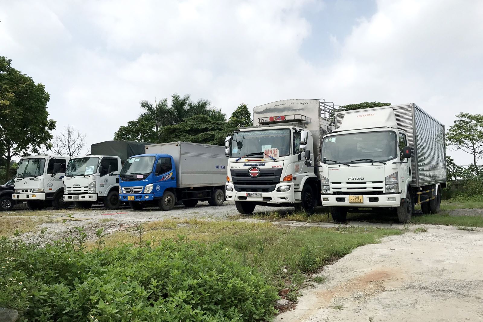    Bãi để các loại xe đang rao bán của Công ty CP Long Biên Hà Nội.