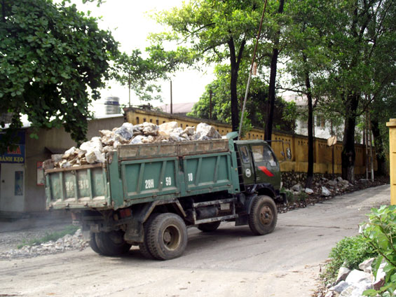  Xe chở đá cồng kềnh đi vào Công ty CP Xi măng La Hiên.