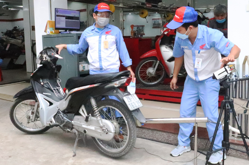  ​Đo kiểm khí thải xe máy cũ miễn phí cho người dân tại 1 đại lý xe máy trên địa bàn quận Hà Đông.