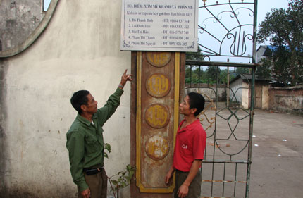   Khi có người gặp nạn chỉ cần gọi một trong những số điện thoại trên tấm biển này là các tình nguyện viên Đội xe ôm an toàn sẽ có mặt để giúp đỡ.