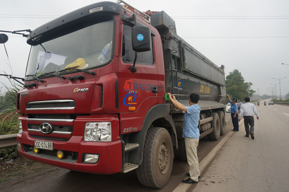  Đoàn liên ngành của tỉnh kiểm tra các xe vi phạm về hành vi tự ý thay đổi kích thước thùng chở hàng tại tuyến đường tránh T.P Thái Nguyên.