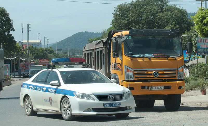  Chặn xe vi phạm bỏ chạy trên đường Hồ Chí Minh qua huyện Quốc Oai (Hà Nội).