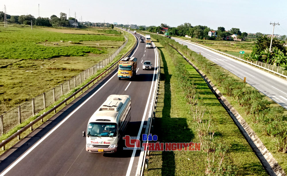 Bộ GTVT yêu cầu khắc phục triệt để bất cập trong thu phí không dừng, tránh gây ùn tắc, khó khăn cho người và phương tiện tham gia giao thông. Ảnh: T.L