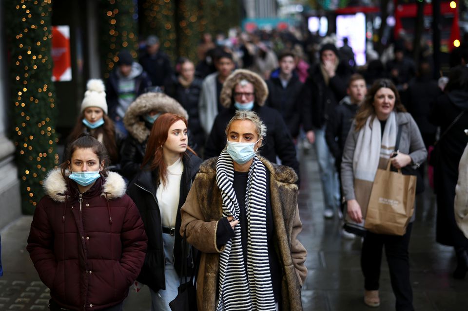  Người dân đi bộ trên phố Oxford ở London, Anh, ngày 5-12. Ảnh: Reuters