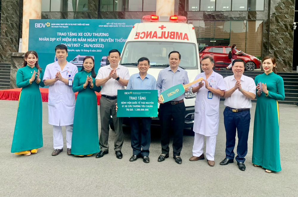  Lãnh đạo BIDV Thái Nguyên trao tặng xe cứu thương cho Công ty CP Bệnh viện Quốc tế.