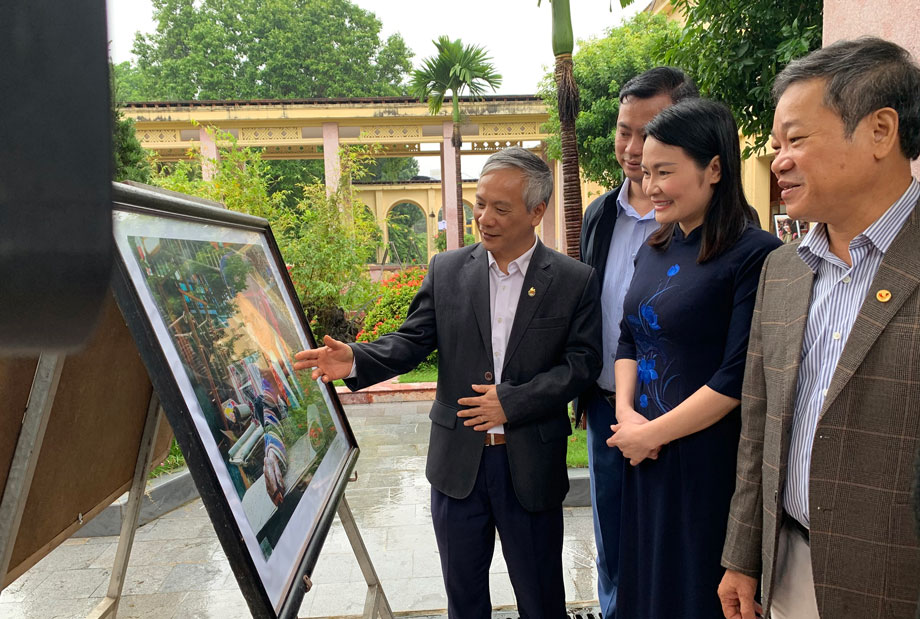  Các đại biểu tham quan Triển lãm.