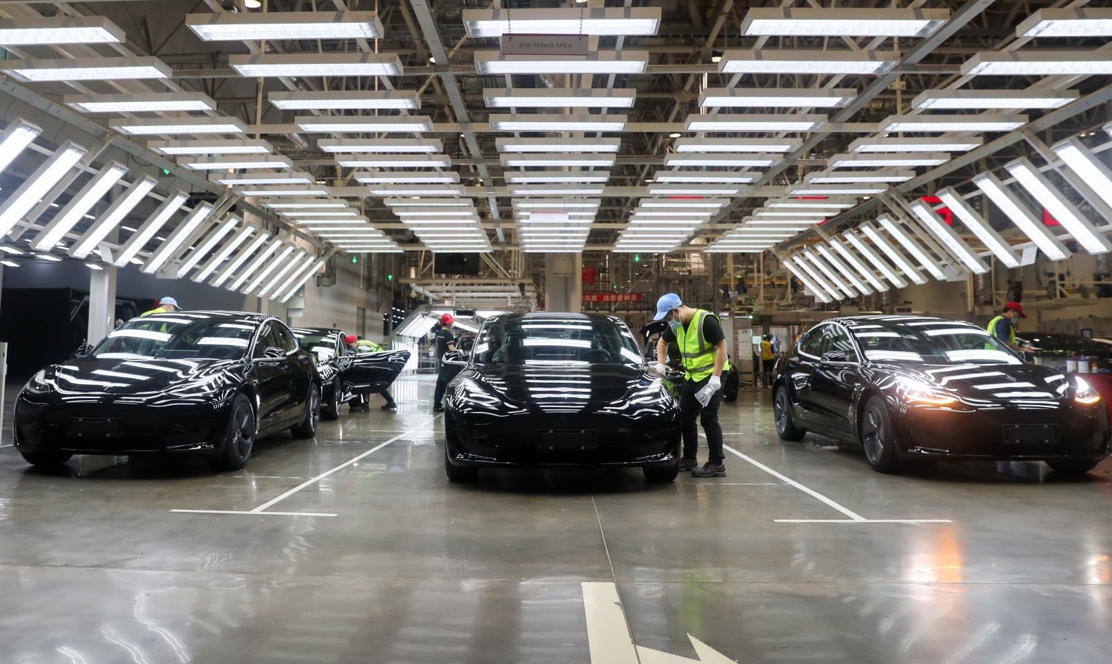  Bên trong nhà máy của Tesla ở Thượng Hải, Trung Quốc ngày 20/11/2020. Ảnh: THX/TTXVN