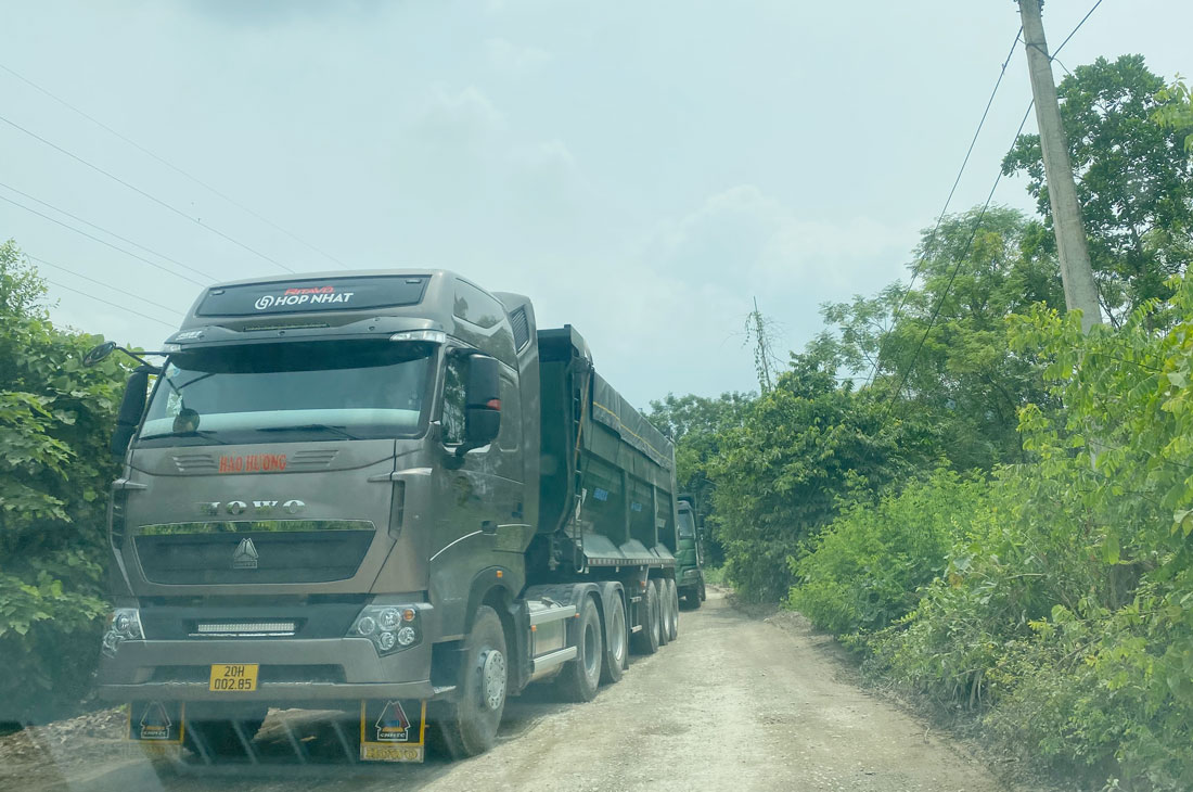  Tuyến đường liên xã Tân Long - Quang Sơn (Đồng Hỷ) vẫn có nhiều xe chở đá quá tải trọng đi lại khiến nhiều đoạn bị xuống cấp nghiêm trọng (ảnh chụp 11 giờ trưa ngày 4-7).